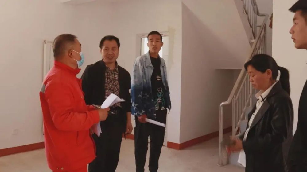 村民有序進(jìn)入現(xiàn)場抽取選房順序號(hào)