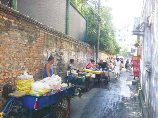 人們早上在街上解決早飯