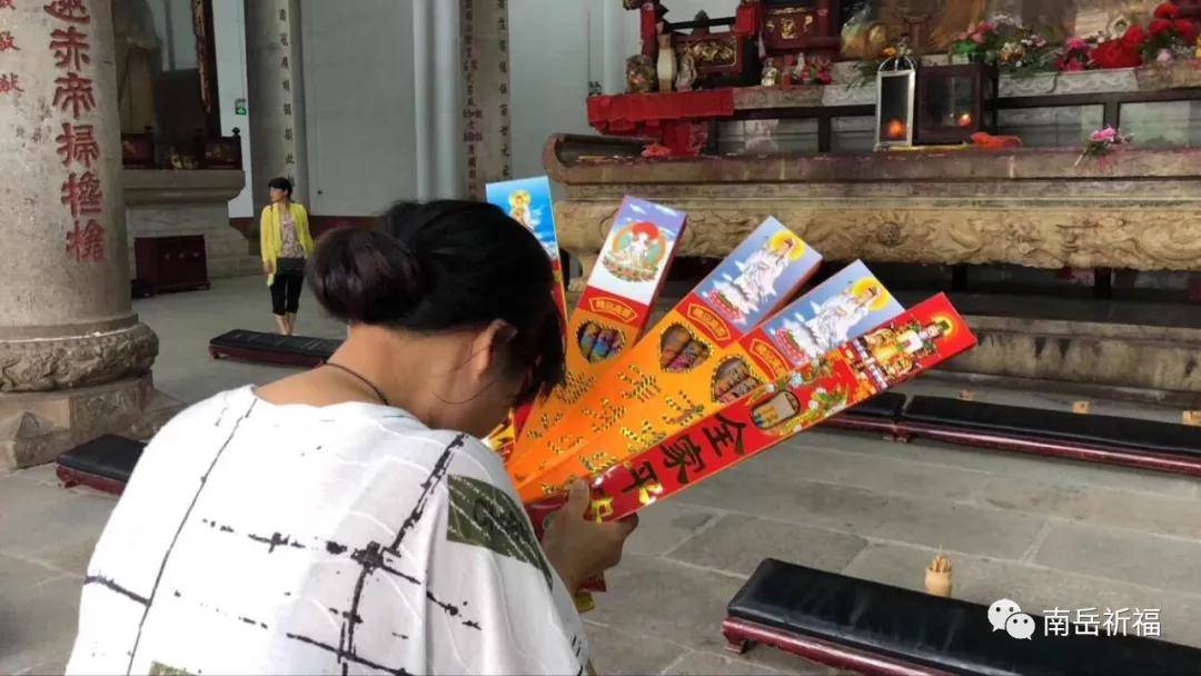 比方說(shuō)小區(qū)門(mén)口很多人聊天