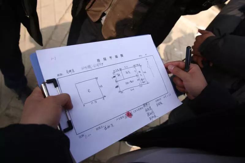 被拆遷人在辦理房屋拆遷補(bǔ)償事宜時(shí)