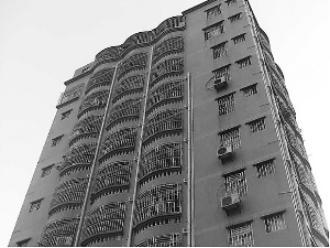 小周朋友買(mǎi)了一套三房