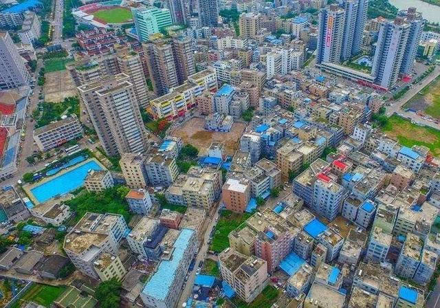 根據官方最初公示的?？谄虏?></img></p>
<p><strong>夏北寶華村回遷樣板房開放</strong></p>
<p>1、夏北寶華村回遷洋房對外開放。展館核心分成三個部份，首要展現了密切合作商業地產的研發整體實力、經濟發展點點滴滴，和寶華村的三舊擴建發展規劃與愿景。</p>
<p>2、據組織工作技術人員透露，回遷房分成兩期，下周由村干部分組同意，而宜家家居與招商引資長實之間的地皮會主要用于商業地產。</p>
<p>3、此次招商寶華共展覽70㎡兩房、95㎡三房、120與160㎡三房這四個大戶型的樣板間，全是豎廳結構設計，但全數小戶型帶雙陽臺。</p>
<p>4、當日洋房展現的洋房、家裝花飾、金屬材料裝置、室內陳列等非回遷交付標準，最后回遷交付給小戶型和國家標準以政府部門發展規劃批覆及簽定的有關備忘錄為依據，后續就即使按照居民意見反饋提案作出修正。</p>
<p>5、寶華村占地面積約309畝，計容占地約61.81萬㎡，坐落于桂城千燈湖首要商業區，一旁便是萬達廣場、新凱廣場、宜家家居等大型商業體。</p>
<p><strong>大家一定要明白回遷房是給誰的回遷房</strong></p>
<p>1、大家一定要曉得回遷房是給誰的回遷房，通常都是替一些受災戶的，像這樣的老房子急于領到房產證是較為困難的，而且大家假如是想買了老房子之后做一個擔保去展開海外投資，即使都較為麻煩，即使房產證拿起來會相當困難，但是耗費的天數還能更多，通常大家買回遷房可能將要等個三五年便可以獲得自己的老房子。</p>
<p>2、對很多人而言，沒戶口掏錢是沒幸福感的，只是獲得產權證的時侯住上去才更有歸屬感。</p>
<p>3、大家就要注意的一個缺陷便是之后大家買的這個樓房，假如其實住的不興奮，試著把老房子出售進來，確實也是相當麻煩的，即使這種老房子獲得產權證的等待時間很晚，所以試著資金回籠上去天數真的也是相當長的。</p>
<p>4、除了一大部分人是不寧愿又買回遷房的，即便大家也真的回遷房住過來沒有如此舒服，不光如此，大家就要考量一個難題，回遷房的市中心區不太好，而且它們的回落內部空間是較為小的，而且大家急于買回回遷房，就可以做為自己住但沒法用作展開股權投資。</p>
<p><img src=